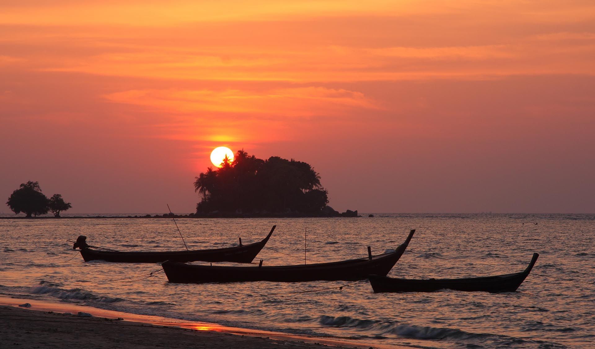 Tropial sunset with boats in Nai Yang Beach, Phuket, Thailand © Shutterstock
